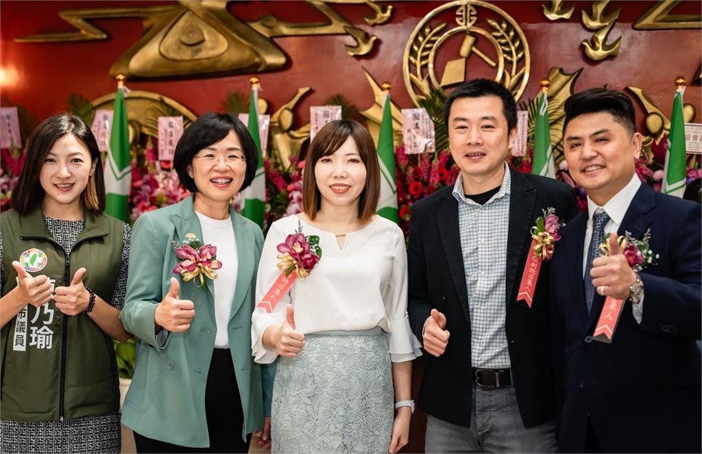 快新聞/綠新北議會黨團幹部交接 蘇巧慧同台林右昌喊:共同讓新北更好