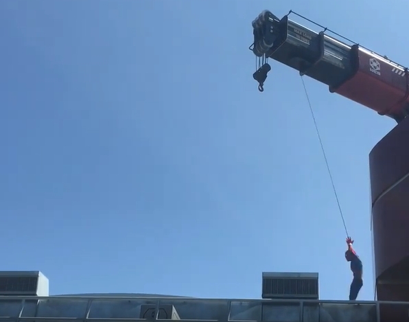 加州迪士尼樂園驚傳意外！蜘蛛人空中表演「失手」墜落撞牆畫面曝光
