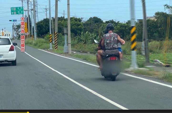 這樣太危險！父母騎車載孩三貼　小朋友還沒戴帽被抱側坐大腿