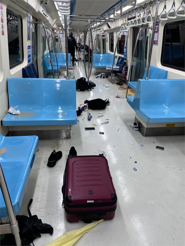 耶誕夜驚魂！怪男捷運咆哮敲打牆「乘客驚嚇逃竄」車廂狼藉影片曝光