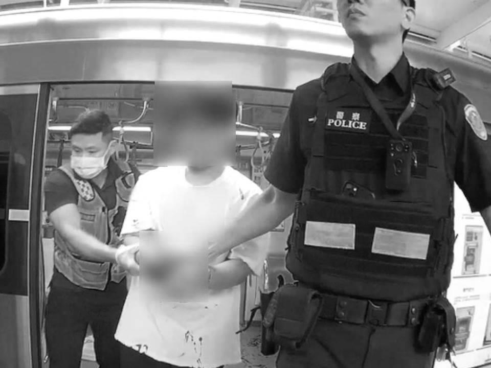 快新聞/台中砍人嫌犯「遭壓制畫面曝光」! 上銬後突哭喊:你為什麼要這樣