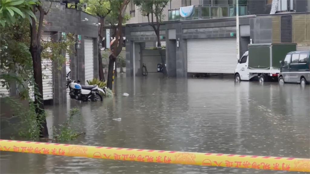 多圖／豪雨炸台南高雄！ 自宅前變「小河」玩立槳　13區淹水警戒