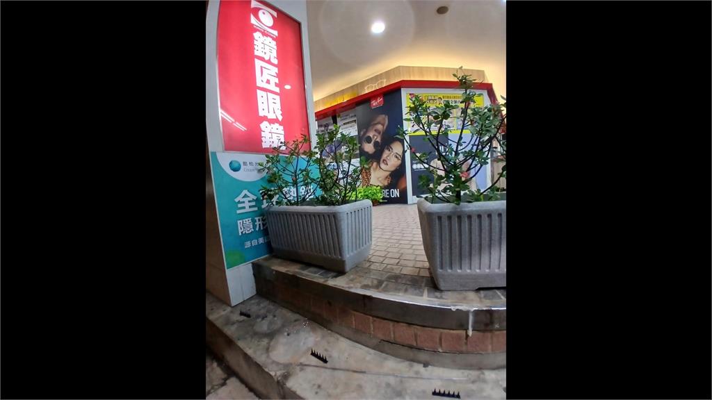 不滿街友逗留!放「防鴿用塑膠尖刺板」 下場慘了!