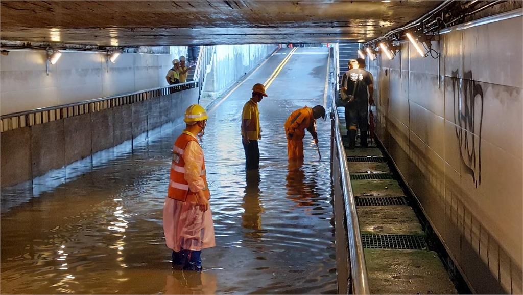 桃園豪雨「炸」路面！　污水暴衝　蘆竹馬路破大洞