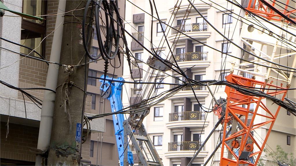 工程車勾到電線! 板橋湳雅市場冒火光 攤商瞬間停電