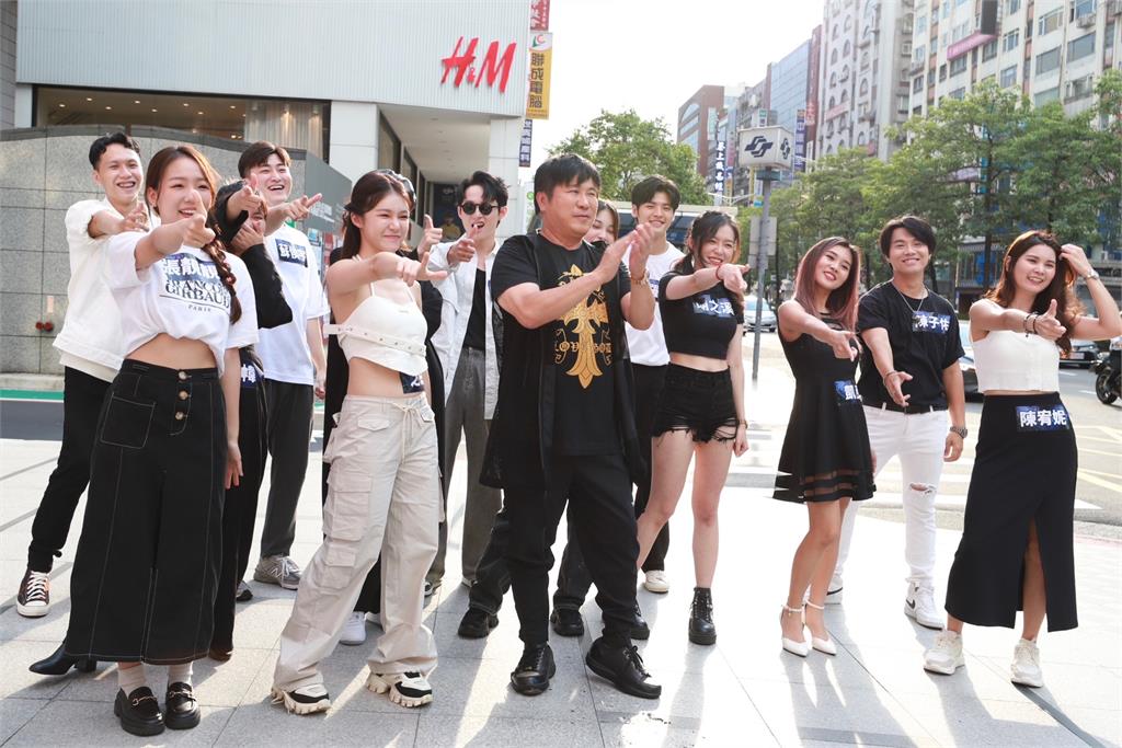 《全能歌手》綜藝天王東區舉牌遊街造勢！超巨LED電視牆宣傳引轟動