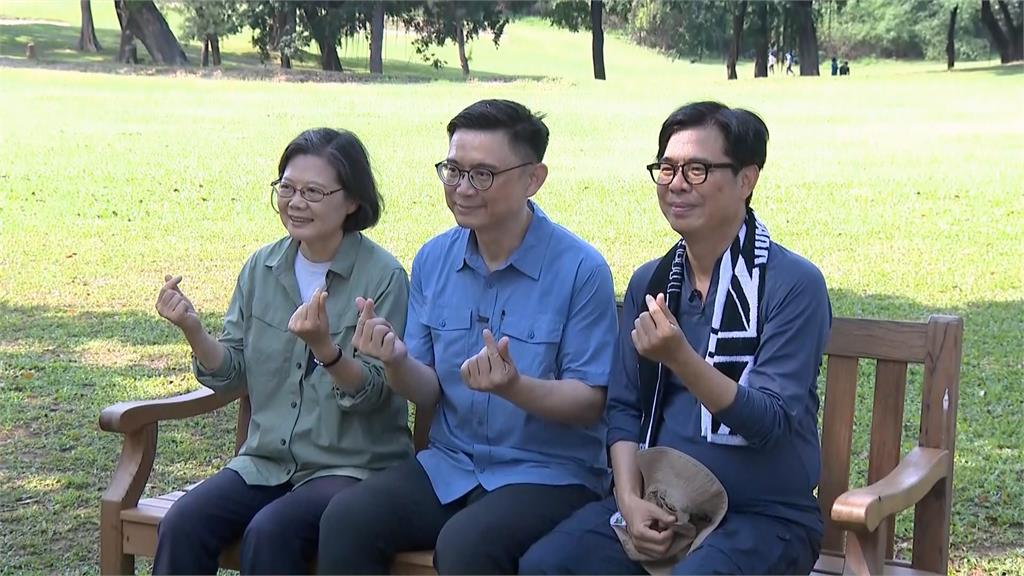「登山界網紅」蔡英文到高雄 健行又搭小火車人氣旺