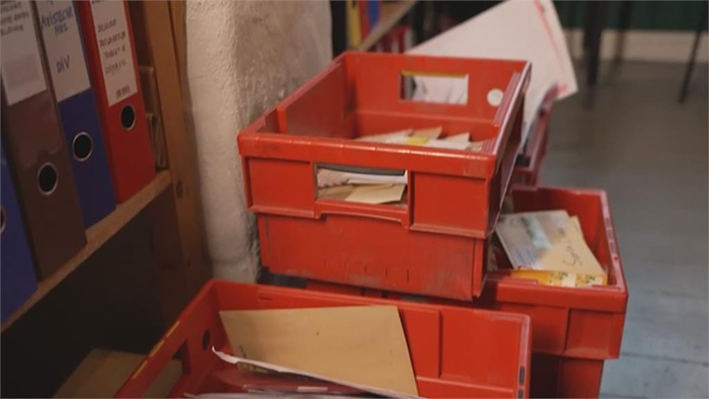 耶誕老人變小偷闖超市　搶走食物放耶誕樹下免費取