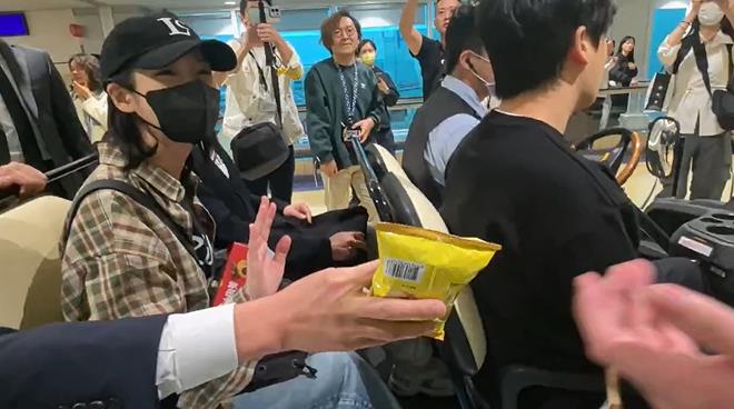 快新聞/IU抵台了! 機場開心收2包最愛零食「義美小泡芙」