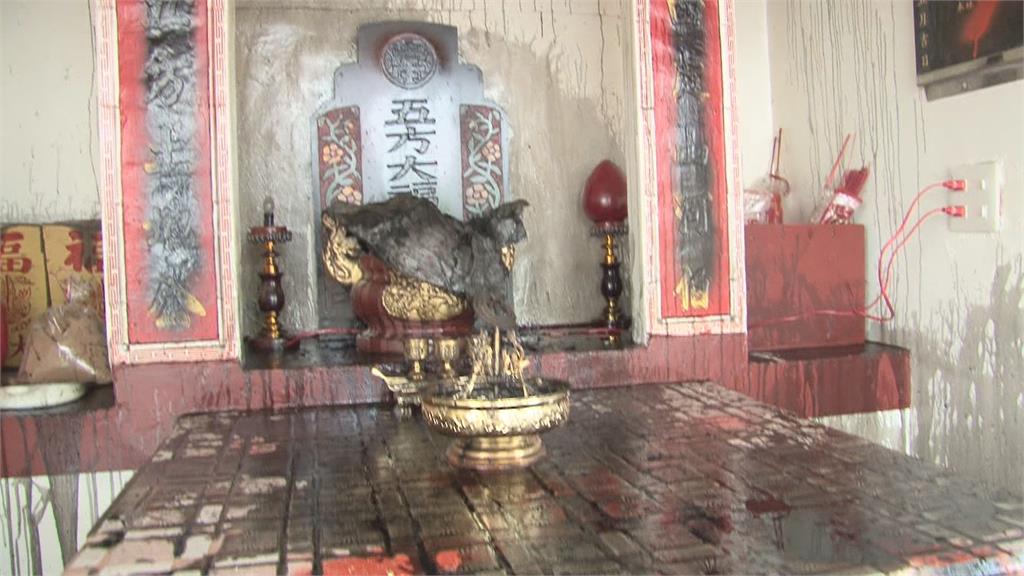 高雄70年土地公廟遭潑漆、機油 疑地主不同意整修工程動手