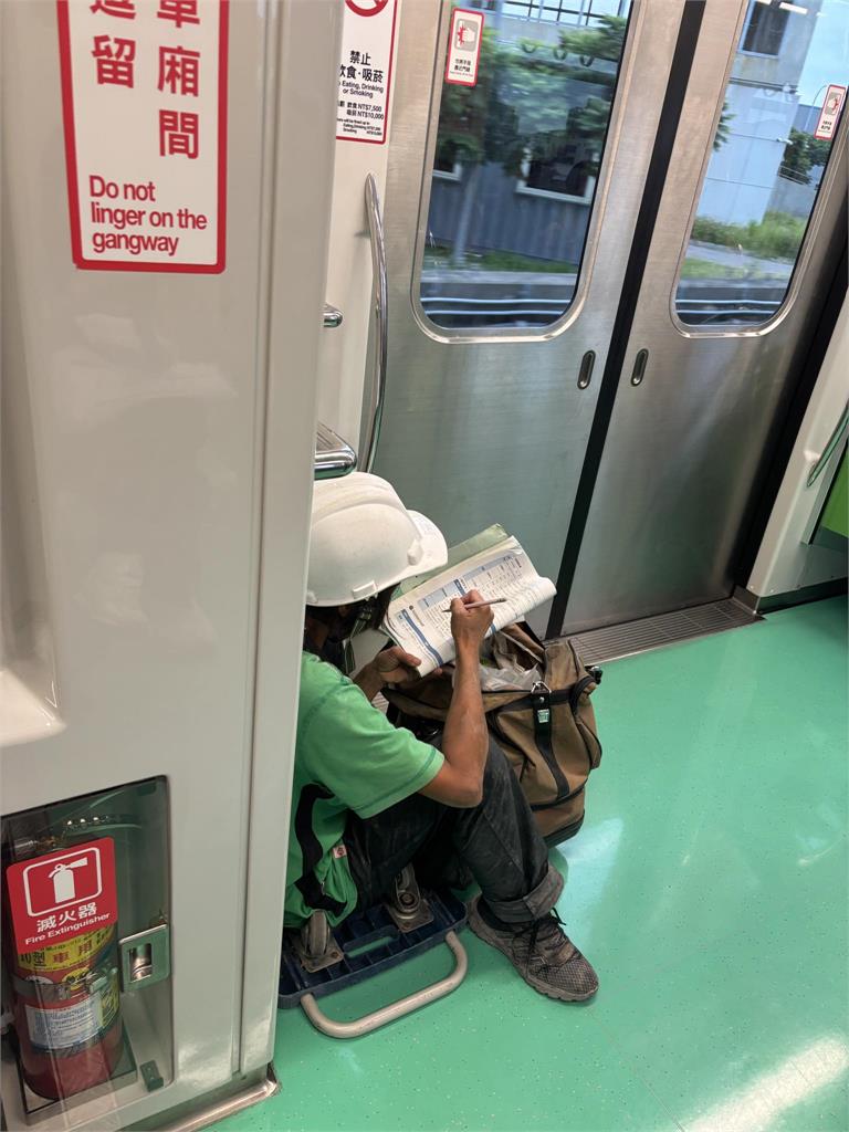 女工人搭捷運「坐摺疊推車」苦讀!「鉛筆畫重點」畫面曝光…11萬人全淚崩