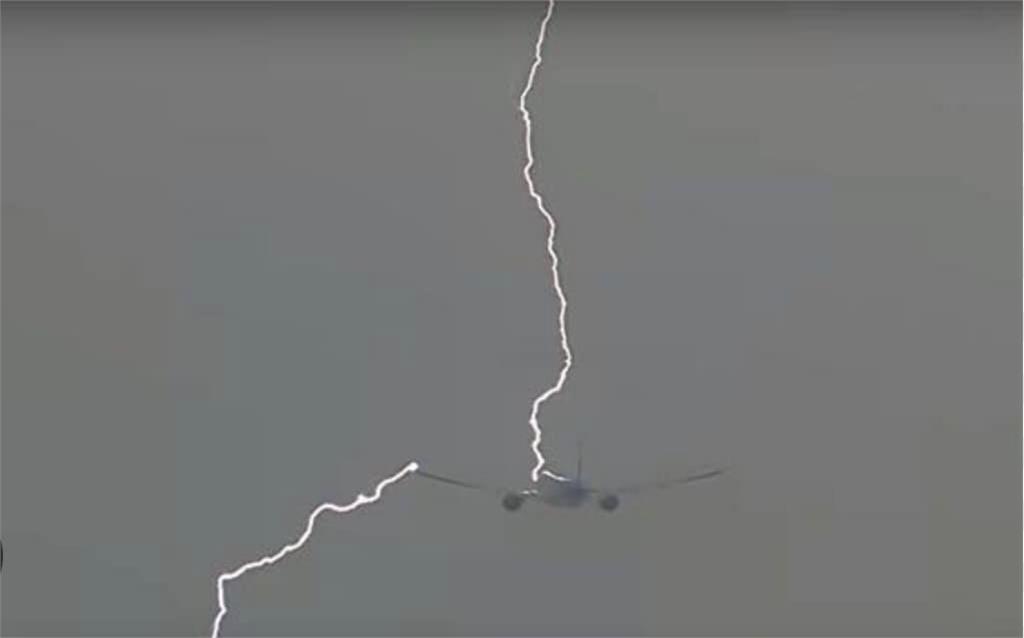 謝長廷班機「遭雷擊」畫面曝!罕見度被空姐認證他驚呼:像窗邊爆破