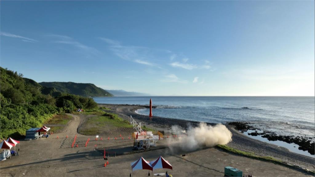 台灣首枚類衛星載具火箭　屏東旭海升空