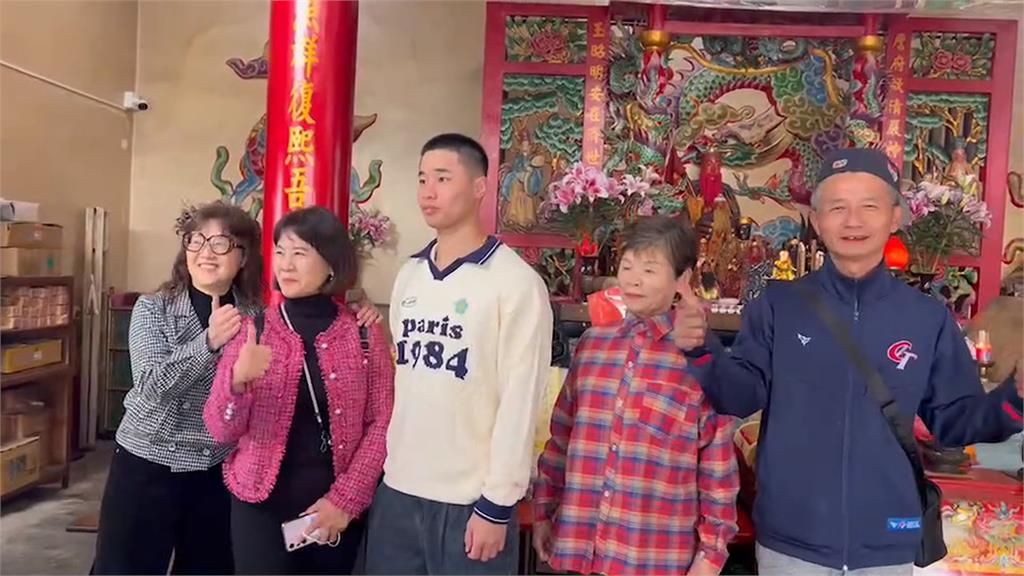 林昱珉到廟宇還願 透露將待到元宵、妻小先留在台灣