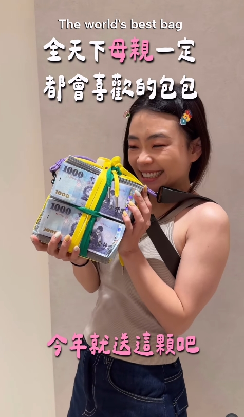 蔡阿嘎母親節砸重金送二伯「藍色精品包」！網見款式狂問：蘿拉還的嗎？