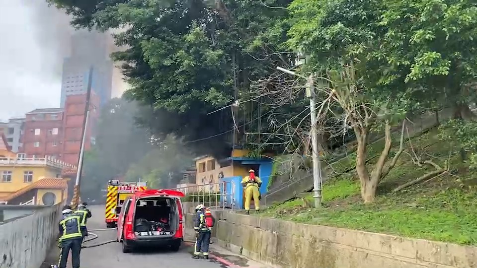 快新聞／基隆中正公園公廁突起火冒煙！ 小便斗燒焦滿地破碎磚瓦