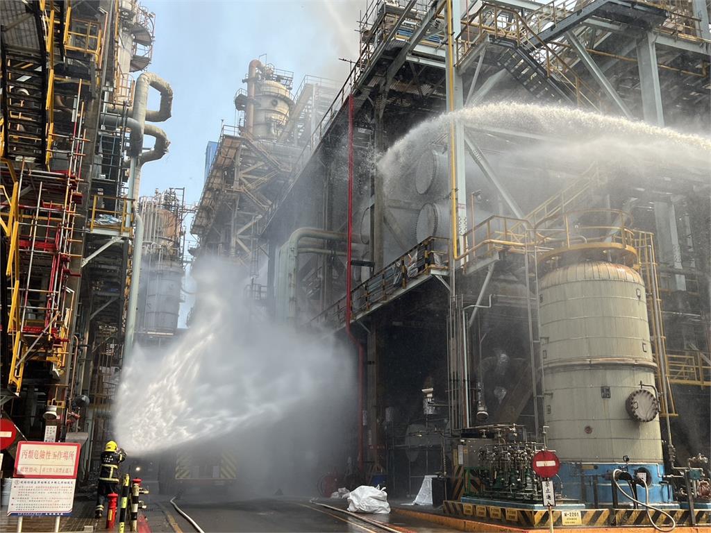 快新聞／快關窗！高雄小港煉油廠「漏油起火」　黑煙竄天驚悚畫面曝