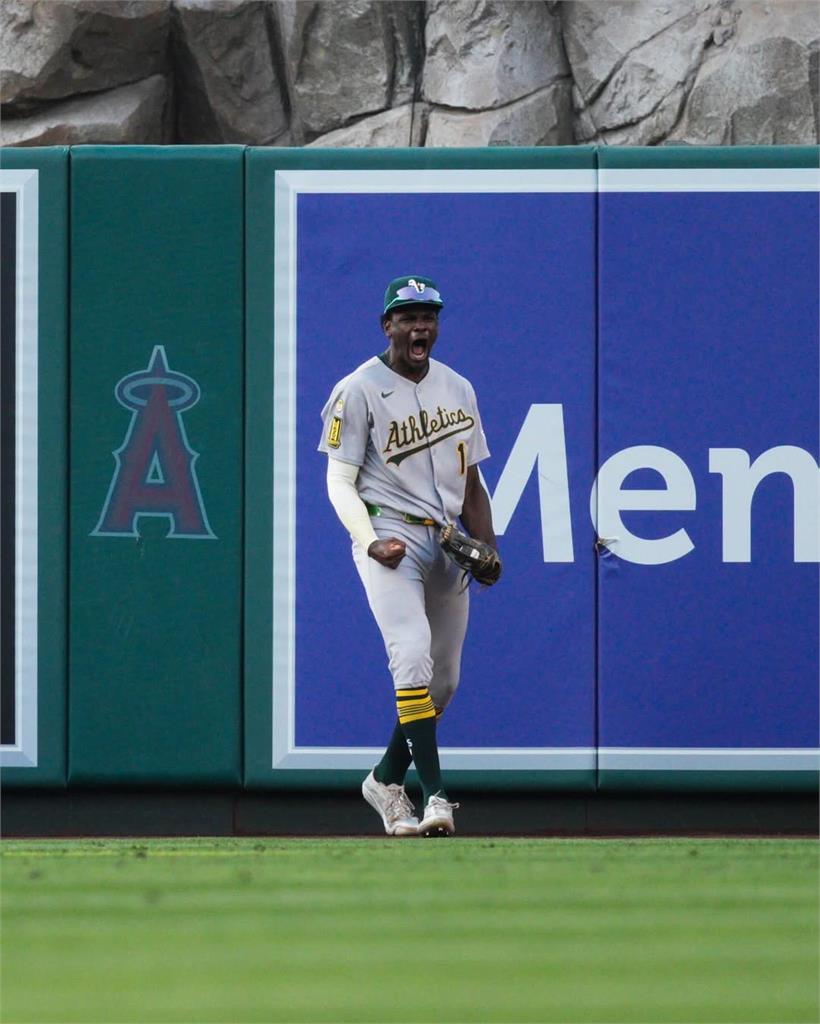 MLB(影)/年度最佳接殺!運動家外野手翻牆沒收全壘打、大聯盟驚:蜘蛛人現身