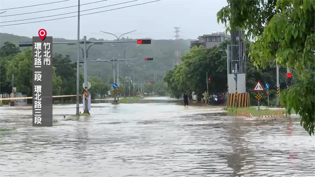 暴雨襲擊！竹北災情慘 通勤族受困、社區邊坡土石流