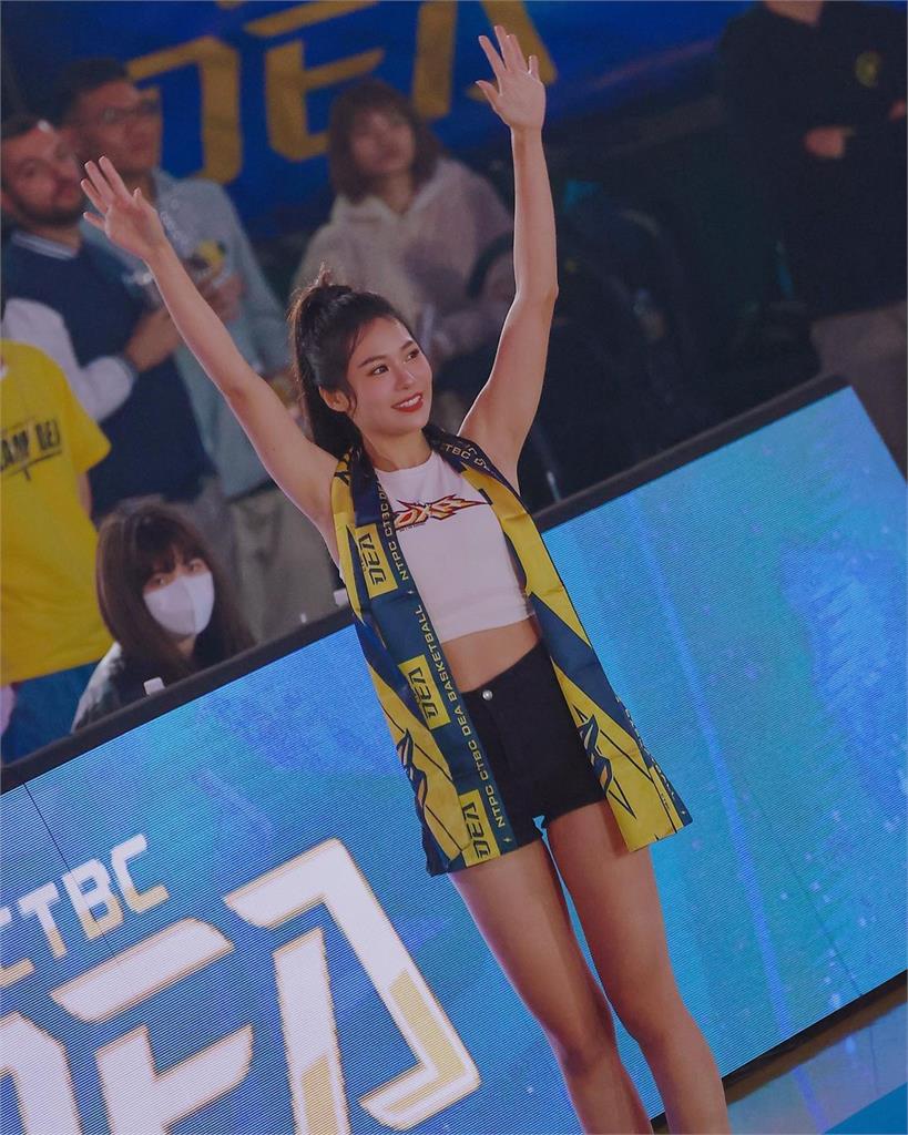 啦啦隊女孩也懂Logo Shot!她熱舞完「神來一丟」隊友秒成開喜婆婆