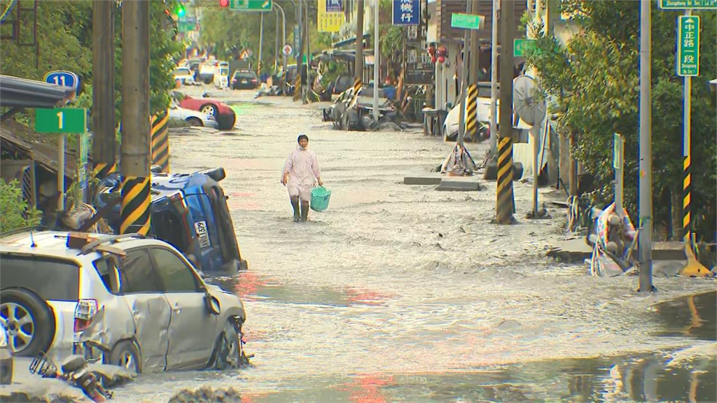 徐榛蔚遭災民當面開嗆VS.陳其邁下令淨空！周軒見對比嘆：有無用心一看便知