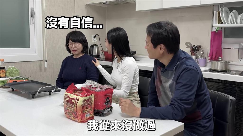 復刻台灣美食!韓妞將雞蛋打到鍋外 「慘遭母嘲笑」哀嘆:不要以貌取蚵仔煎
