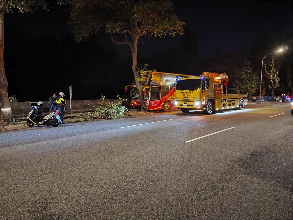 桃園平鎮高職校車突撞路樹　駕駛骨折7學生輕傷