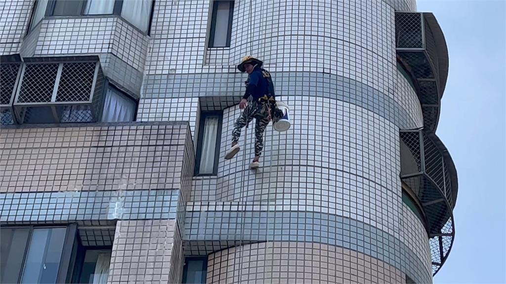 利用「繩索吊掛」進行防水作業 工程人員如「蜘蛛人」隨風擺盪