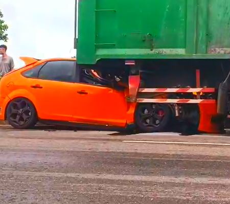 猛力追撞貨車! 轎車嚴重凹陷 駕駛重傷送醫