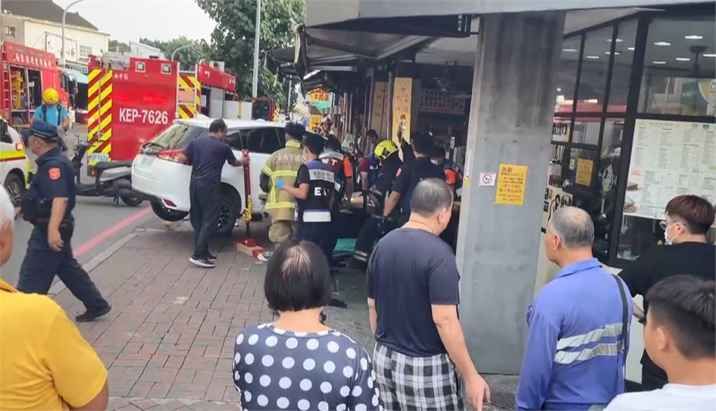 駕照剛到手就出意外　新手駕駛疑過彎緊張一路撞進店家