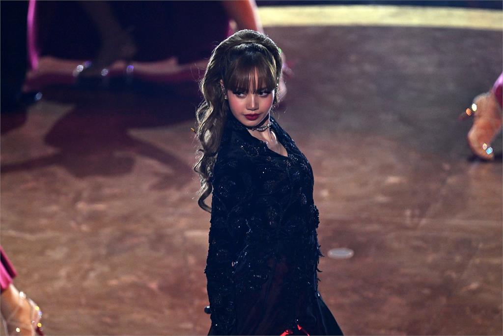 Lisa化身龐德女郎「致敬007」!吊鋼絲「天降奧斯卡」…震撼全場觀眾