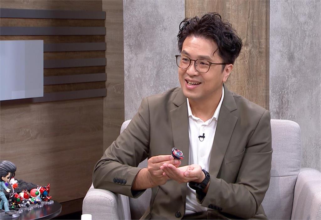 獨／沈伯洋秀真玩家功夫！現場拆解戰鬥陀螺 自稱最強推銷員「好好推銷台北」
