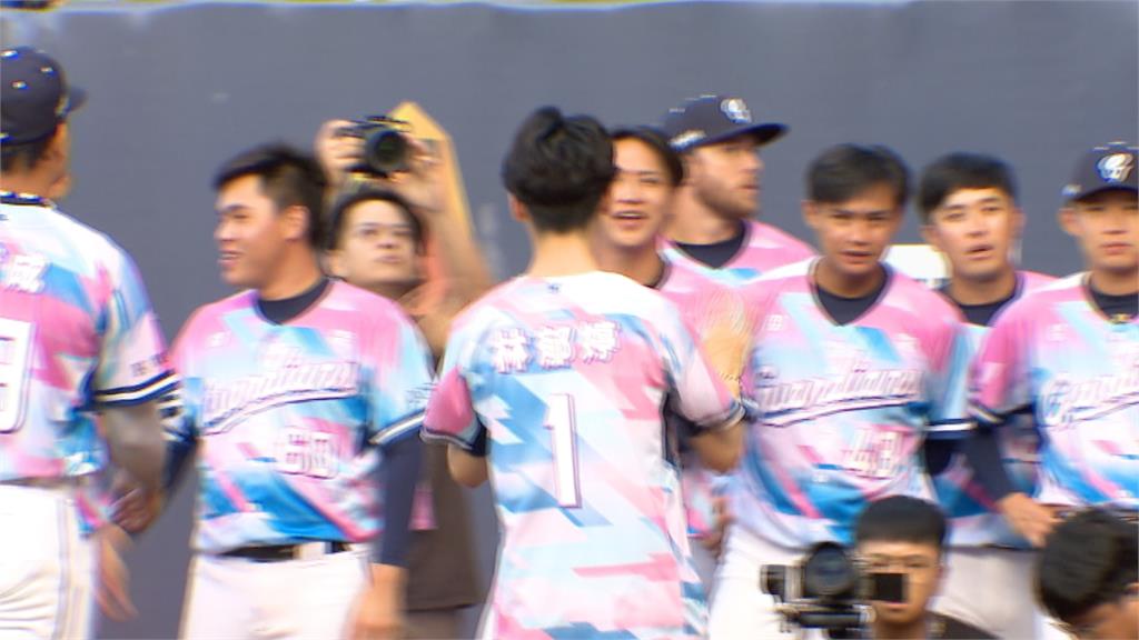 富邦悍將主題日「寵愛天使」 台灣拳后林郁婷踏上投手丘