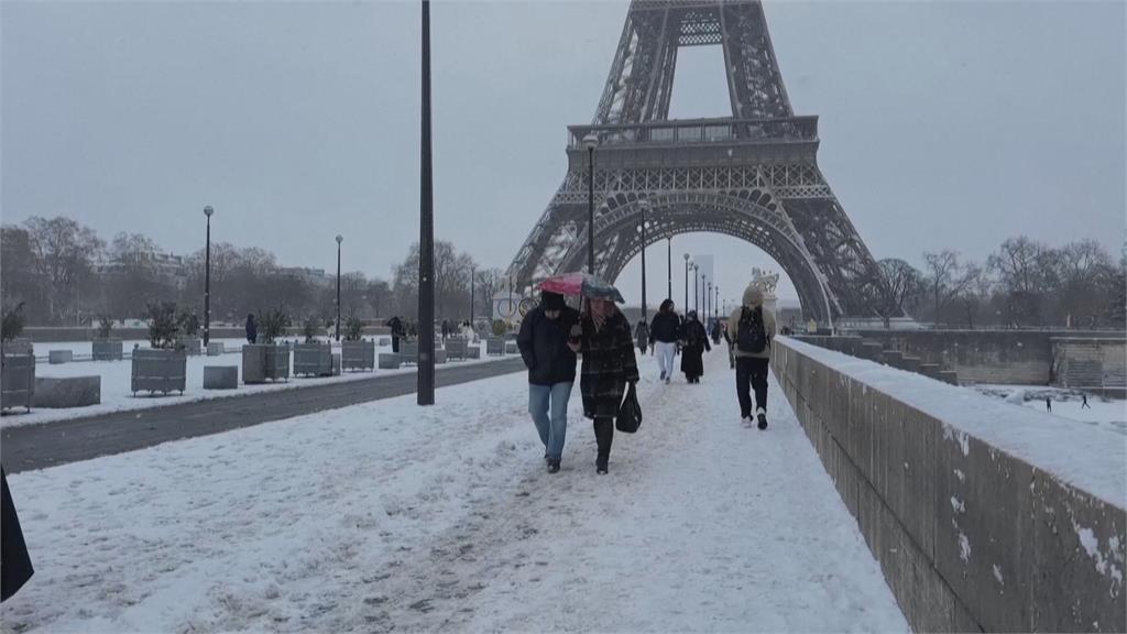 巴黎降雪民眾嗨打雪仗 戴高樂機場百班航班被迫取消