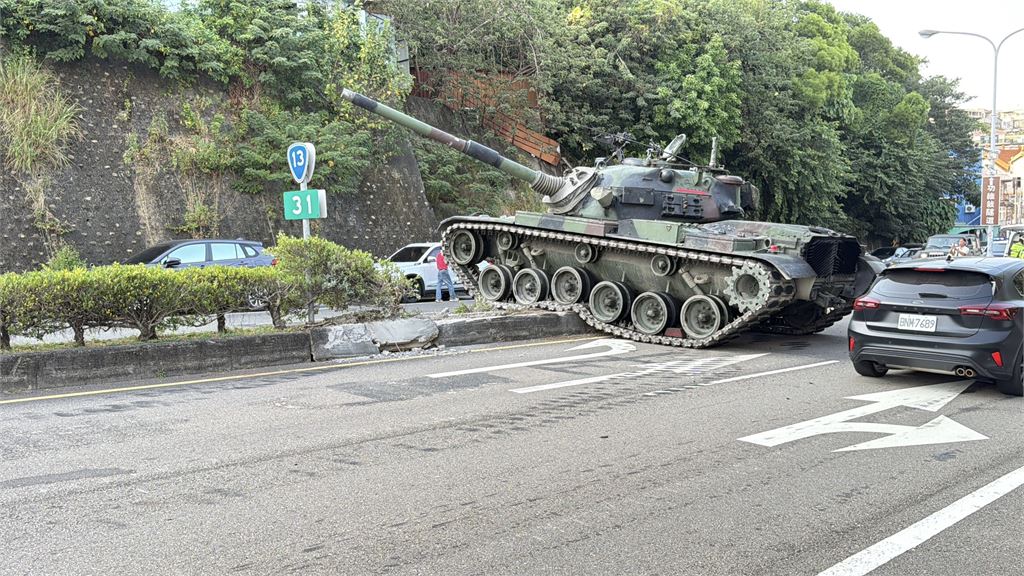 快新聞／戰車撞分隔島！苗栗台13線驚見CM11卡路中　軍方回應了：「這系統」故障