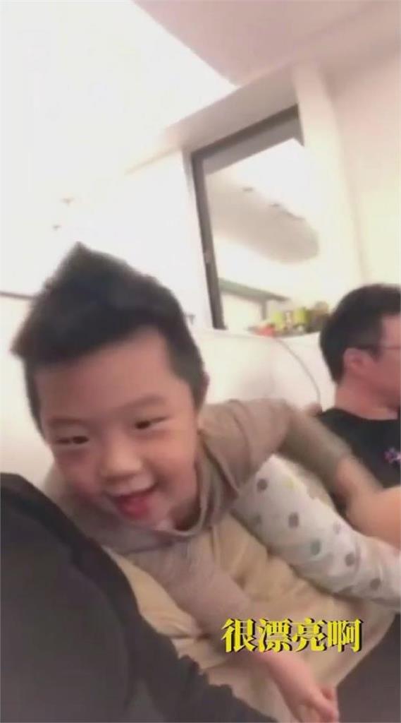 實力坑娘!媽肚子太胖找萌兒討拍 他真誠安慰:沒關係你XX很小