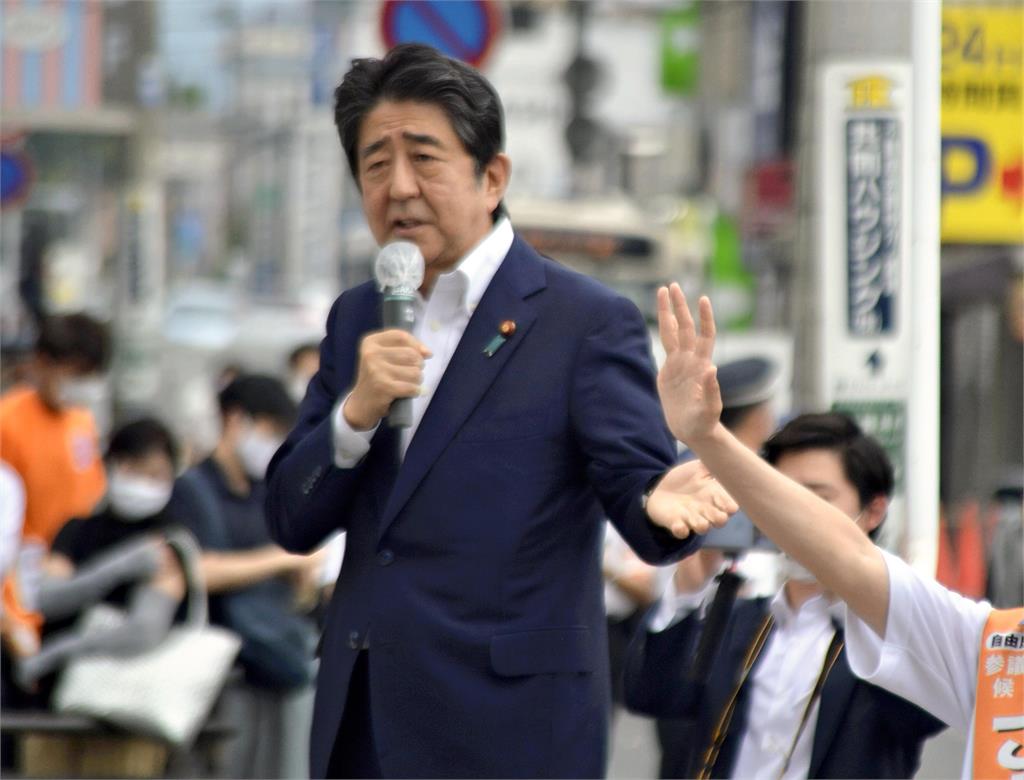 安倍晉三連中3槍「倒臥血泊、傳心肺停止」！　兇手攻擊時序曝光