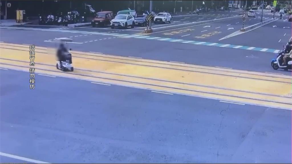 腳踏車騎士斑馬線甩尾耍特技 路口連續炫技險象環生