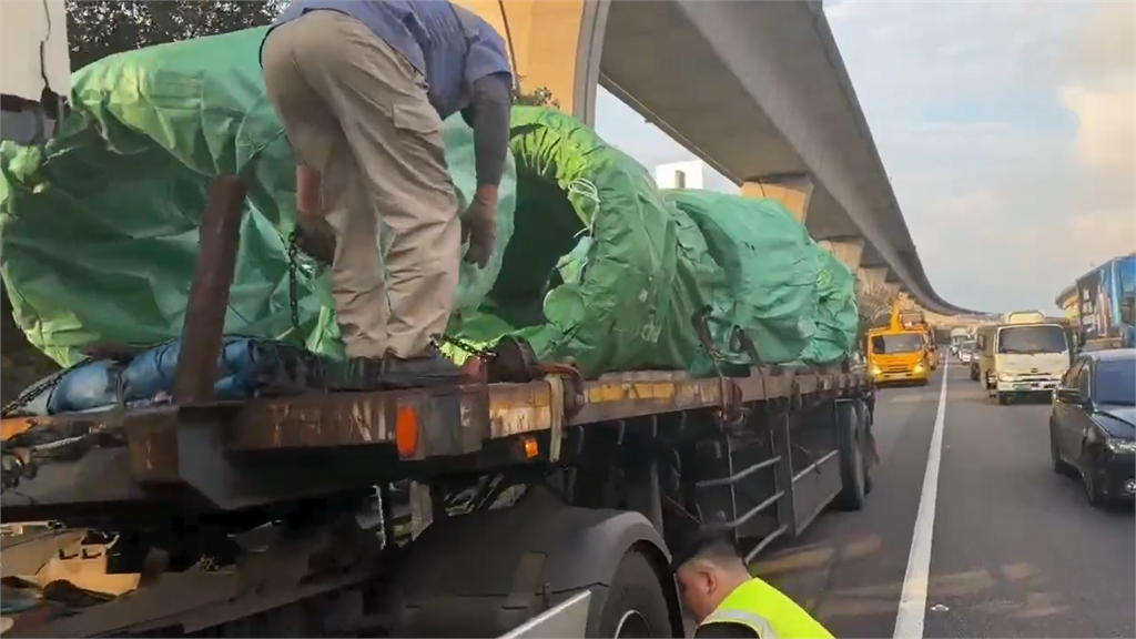 快新聞／「貨」從天降！國1聯結車掉落鐵線圈　中線車道轎車慘遭砸