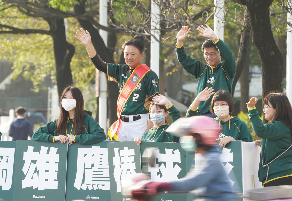 中職/新年延續掃街感動!高雄人挺高雄隊 台鋼雄鷹推「路口計劃2.0」