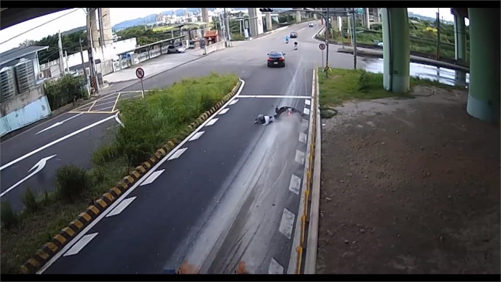 苗栗三義砂石曳引車 沿路滲漏害2機車慘摔