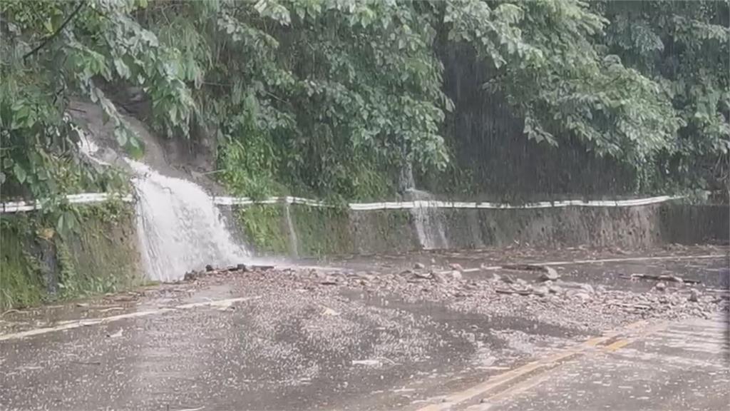豪大雨襲擊！阿里山公路邊坡便瀑布　落石散落路面工程急搶救