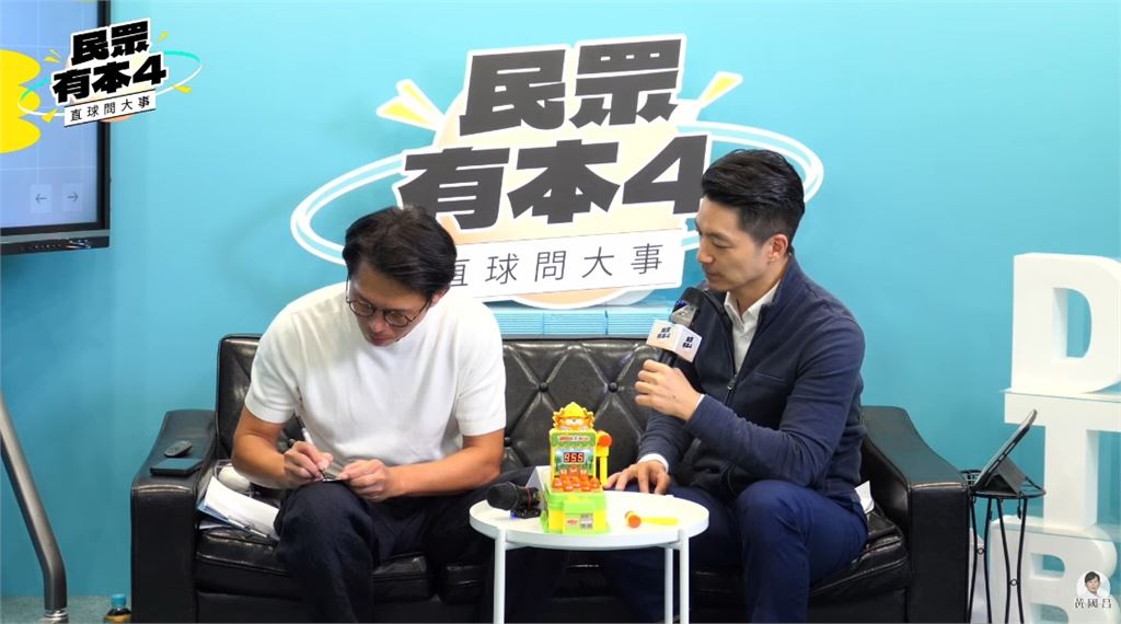 蔣萬安上黃國昌直播嗨拿「合照拍立得」喊別具意義！網傻眼酸：市長被按地上摩擦