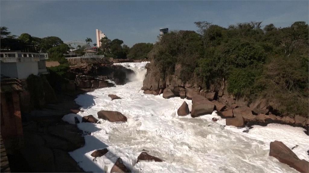 巴西驚見「泡泡河」又臭又噁心　環保人士警告空氣惡臭恐傷害人體