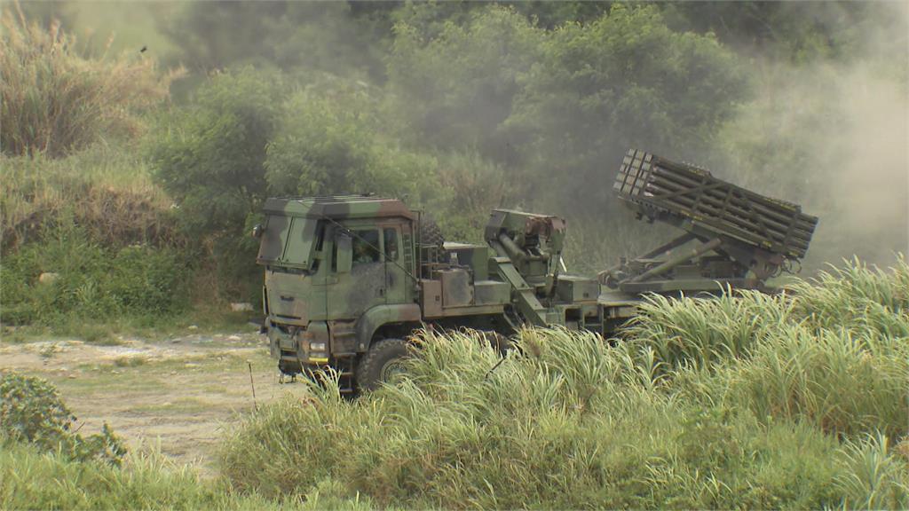 雷霆操演九鵬基地登場 震撼!上百枚火箭彈劃破天際