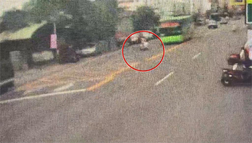 恐怖！　機車鬼切遭公車追撞　騎士險遭捲入車底