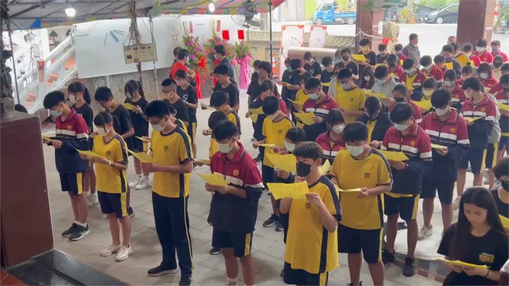 學校拚國中會考出大絕 大啖「包糕粽」餐 求「文昌筆」