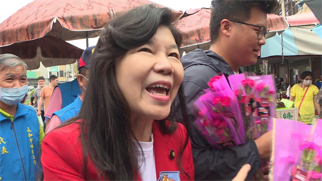 兒要爭取嘉義立委初選提名 前立委潘維剛街頭合體送康乃馨