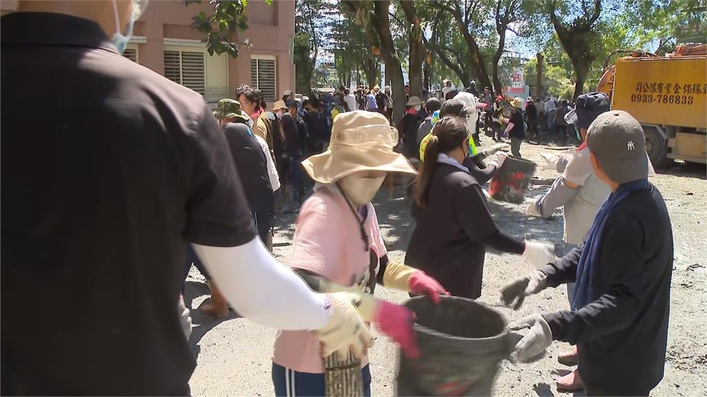 「救災超人」應中央號召前來!收假日又填沙包又清溝
