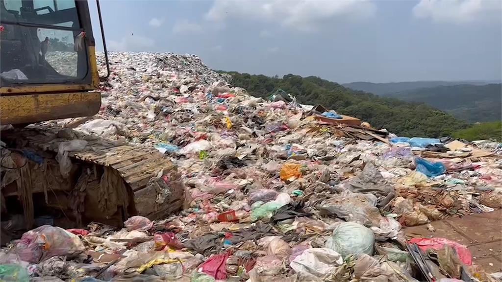 恐怖！垃圾堆滿整個山坡　「店子湖掩埋場」垃圾量逾百萬噸